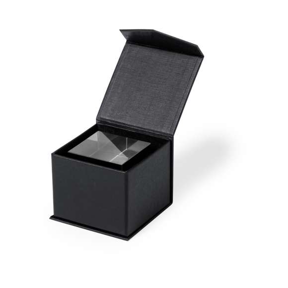 Pisapapeles de cristal con forma de cubo. Especialmente diseñado para marcaje digital y en láser. Presentado en estuche de protección individual troquelado con cierre magnético.