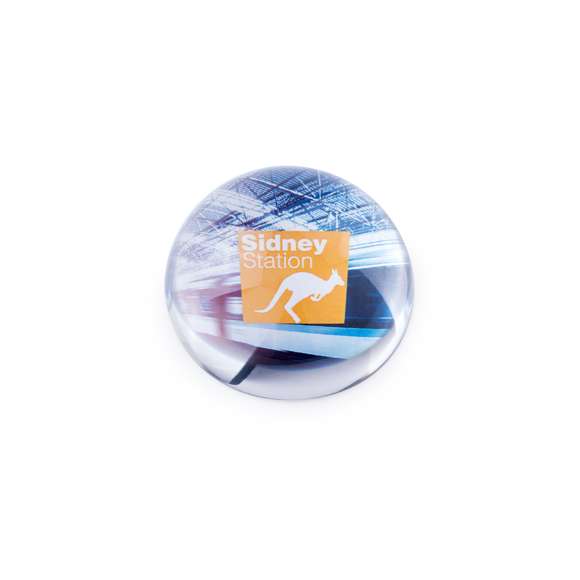 Pisapapeles de cristal semiesférico. Especialmente diseñado para marcaje digital y en láser. Presentado en estuche de protección individual troquelado con cierre magnético.