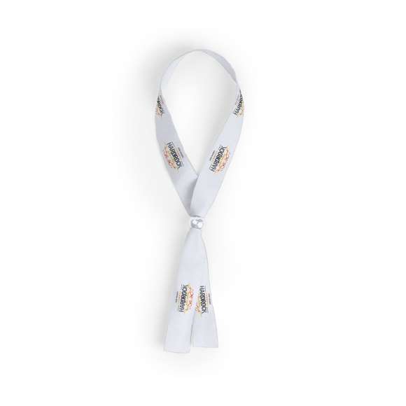 Pulsera ajustable en suave poliéster y amplia gama de colores. Con accesorio de ajuste en color plateado brillante.