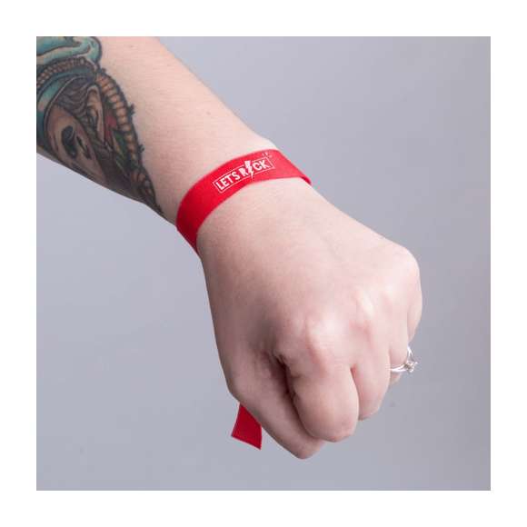 Pulsera ajustable en suave poliéster y amplia gama de colores. Con accesorio de ajuste en color plateado brillante.