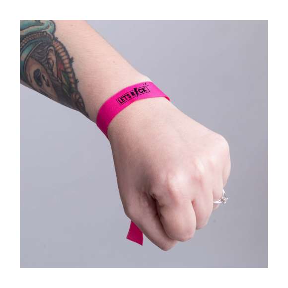  	Pulsera con cuerpo acabado en suave poliéster de vivos y variados colores. Con cierre de seguridad en color negro. Color blanco especialmente diseñado para marcaje en sublimación.