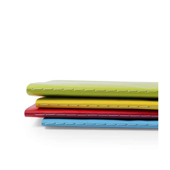 Libreta de diseño clásico con tapas de cartón en llamativos colores y de suave acabado. Con costuras a juego en lomo y 40 hojas lisas.