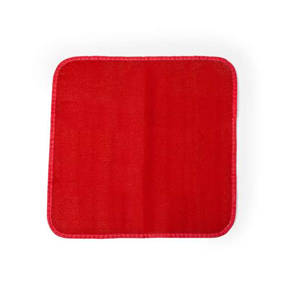 Práctica alfombrilla de PE en vivos colores, diseñada para actividades deportivas y de ocio en las que es necesario cambiarse de calzado y disponer de una superficie limpia de apoyo para los pies.