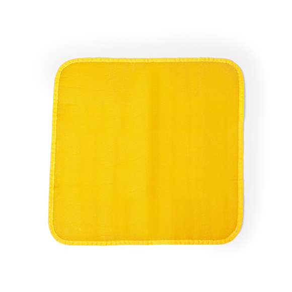 Práctica alfombrilla de PE en vivos colores, diseñada para actividades deportivas y de ocio en las que es necesario cambiarse de calzado y disponer de una superficie limpia de apoyo para los pies.