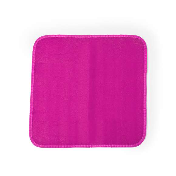 Práctica alfombrilla de PE en vivos colores, diseñada para actividades deportivas y de ocio en las que es necesario cambiarse de calzado y disponer de una superficie limpia de apoyo para los pies.