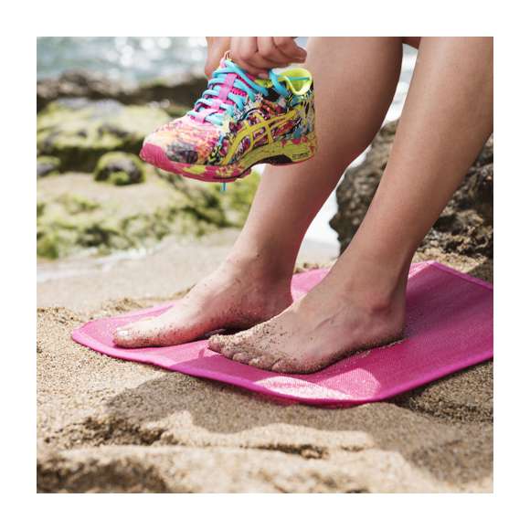 Práctica alfombrilla de PE en vivos colores, diseñada para actividades deportivas y de ocio en las que es necesario cambiarse de calzado y disponer de una superficie limpia de apoyo para los pies.