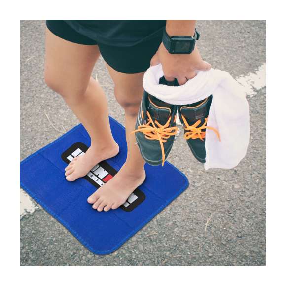 Práctica alfombrilla de PE en vivos colores, diseñada para actividades deportivas y de ocio en las que es necesario cambiarse de calzado y disponer de una superficie limpia de apoyo para los pies.