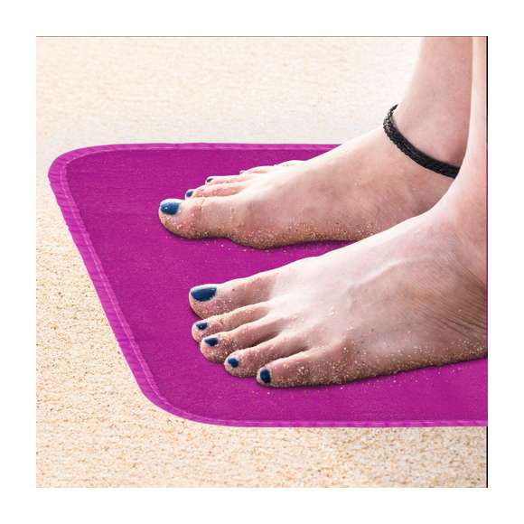 Práctica alfombrilla de PE en vivos colores, diseñada para actividades deportivas y de ocio en las que es necesario cambiarse de calzado y disponer de una superficie limpia de apoyo para los pies.