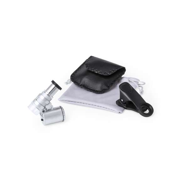 Microscopio para smartphone ajustable a la cámara mediante pinza. Con lentes de aumento de cristal de hasta 60x, 2 ledes y luz ultravioleta para una experiencia de aumento completa. Pilas de botón incluidas. Presentado en una elegante funda de polipiel y en bolsita de tela, todo ello dentro de una atractiva caja de presentación de diseño.