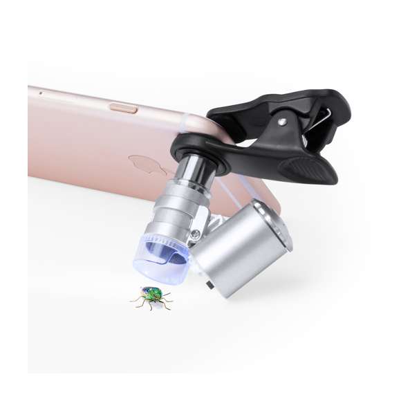 Microscopio para smartphone ajustable a la cámara mediante pinza. Con lentes de aumento de cristal de hasta 60x, 2 ledes y luz ultravioleta para una experiencia de aumento completa. Pilas de botón incluidas. Presentado en una elegante funda de polipiel y en bolsita de tela, todo ello dentro de una atractiva caja de presentación de diseño.