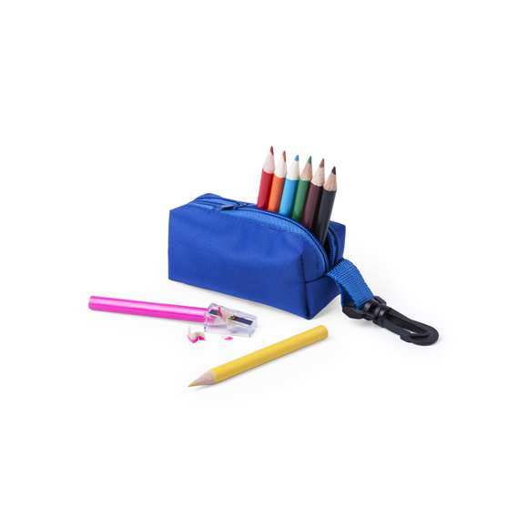 Estuche con cierre de cremallera a juego en poliéster 420D, de variados colores y con accesorio mosquetón giratorio. Incluye sacapuntas y 8 lápices de cuerpo redondo y de acabado brillante en variada gama de colores.