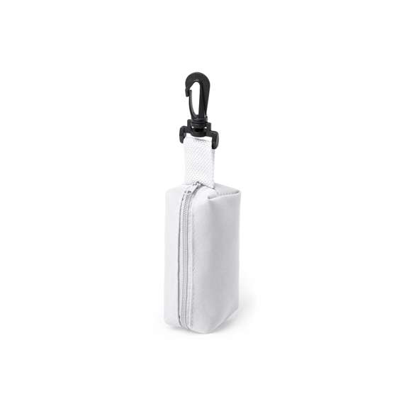 Estuche con cierre de cremallera a juego en poliéster 420D, de variados colores y con accesorio mosquetón giratorio. Incluye sacapuntas y 8 lápices de cuerpo redondo y de acabado brillante en variada gama de colores.