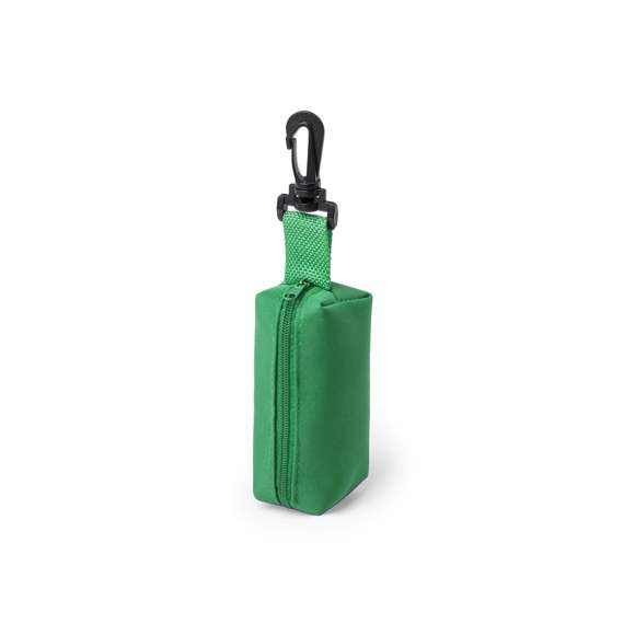 Estuche con cierre de cremallera a juego en poliéster 420D, de variados colores y con accesorio mosquetón giratorio. Incluye sacapuntas y 8 lápices de cuerpo redondo y de acabado brillante en variada gama de colores.