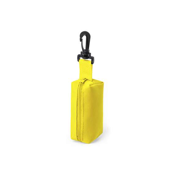 Estuche con cierre de cremallera a juego en poliéster 420D, de variados colores y con accesorio mosquetón giratorio. Incluye sacapuntas y 8 lápices de cuerpo redondo y de acabado brillante en variada gama de colores.