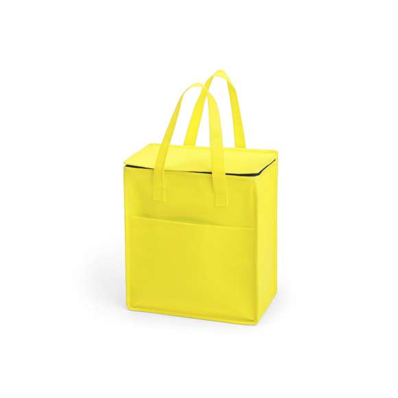Práctica nevera confeccionada en non-woven con interior de aluminio. Con capacidad de 9,5L y un útil bolsillo exterior, fácil de transportar gracias a sus asas. Tapadera con cierre de cremallera y gran resistencia hasta 5 kg de peso. Disponible en una variada gama de colores.
