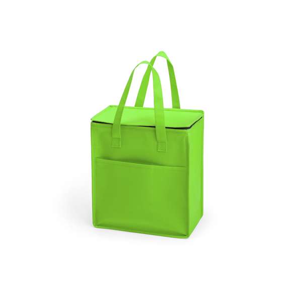 Práctica nevera confeccionada en non-woven con interior de aluminio. Con capacidad de 9,5L y un útil bolsillo exterior, fácil de transportar gracias a sus asas. Tapadera con cierre de cremallera y gran resistencia hasta 5 kg de peso. Disponible en una variada gama de colores.