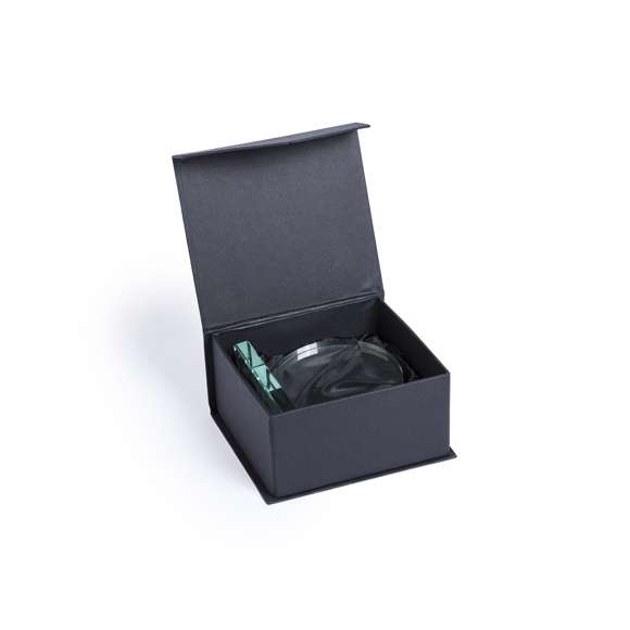Placa trofeo de grueso cristal con elegante diseño circular y base cuadrada. Especialmente diseñada para marcaje a láser y presentada en estuche de protección individual.