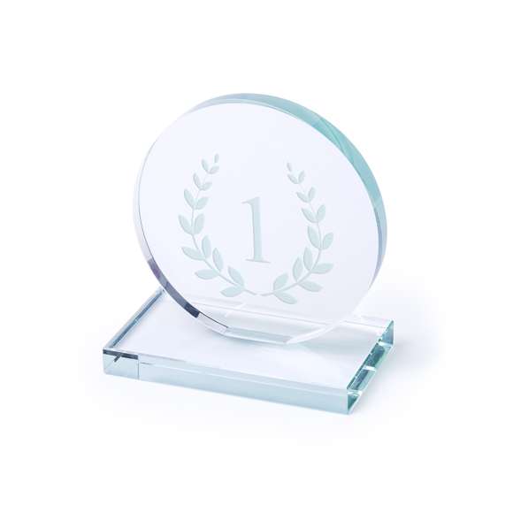 Placa trofeo de grueso cristal con elegante diseño circular y base cuadrada. Especialmente diseñada para marcaje a láser y presentada en estuche de protección individual.