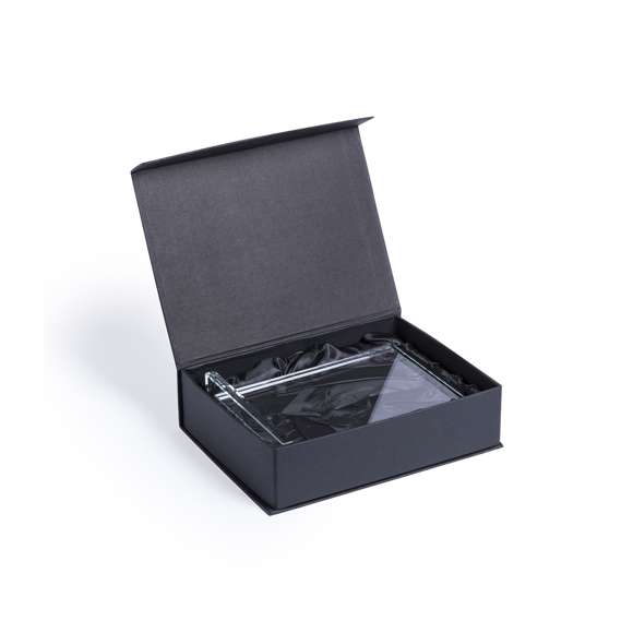 Placa trofeo de grueso cristal con elegante diseño rectangular y resistente base. Especialmente diseñada para marcaje a láser y presentada en estuche de protección individual.