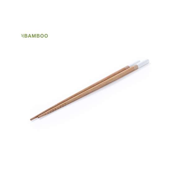 Set de 2 palillos de bambú de fino acabado con accesorios en sobrios colores. Presentados en funda individual de cartón con troquelado.