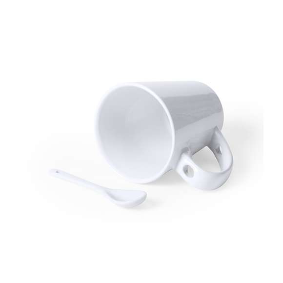 Taza de cerámica de 350ml de capacidad en color blanco y con cucharilla de cerámica integrada en el asa. Especialmente diseñada para marcaje en sublimación. Presentada en caja individual.Disponible manual de instrucciones en español e inglés.