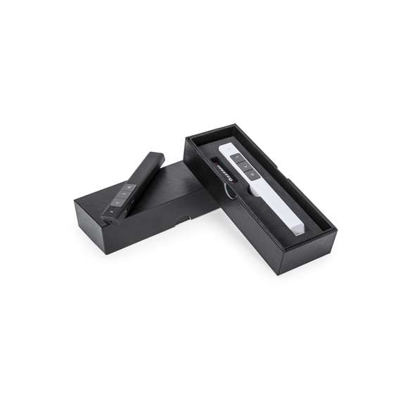 Elegante puntero láser de clase 2 con conexión USB y de suave acabado. Especialmente diseñado para presentaciones PowerPoint y Keynote, incorpora pulsadores de activación laterales, con botones de avance, pausa y retroceso. Con cuerpo especialmente diseñado para marcaje en tampografía. Alimentación a pilas: 1xAAA incluida. Presentado en elegante y resistente estuche de cartón negro, con suave esponja troquelada y compartimento para pila.