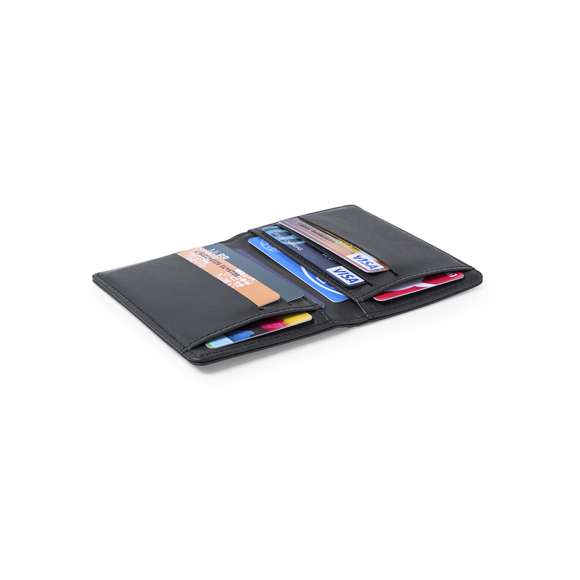 Tarjetero con tecnología de seguridad RFID (Identificación por Radio Frecuencia) que mantiene seguros tus dispositivos de transmisión de identidad. De elegante diseño, suave acabado en polipiel negra y con 8 compartimentos. Presentado en caja individual.