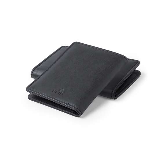 Tarjetero con tecnología de seguridad RFID (Identificación por Radio Frecuencia) que mantiene seguros tus dispositivos de transmisión de identidad. De elegante diseño, suave acabado en polipiel negra y con 8 compartimentos. Presentado en caja individual.