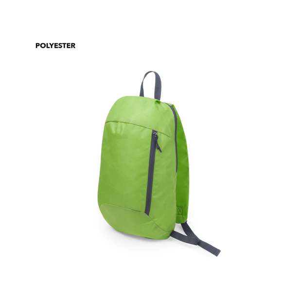 Mochila en resistente poliéster 600D de desenfadado diseño outdoor, con cierre de cremallera y bolsillo frontal. Accesorios en color gris, con acolchado en espalda y cintas de hombros.