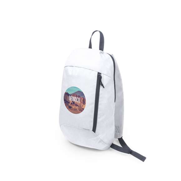 Mochila en resistente poliéster 600D de desenfadado diseño outdoor, con cierre de cremallera y bolsillo frontal. Accesorios en color gris, con acolchado en espalda y cintas de hombros.