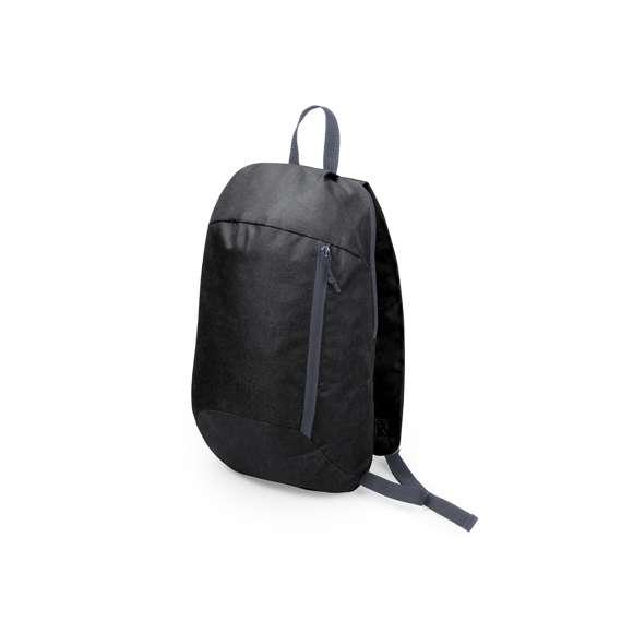 Mochila en resistente poliéster 600D de desenfadado diseño outdoor, con cierre de cremallera y bolsillo frontal. Accesorios en color gris, con acolchado en espalda y cintas de hombros.