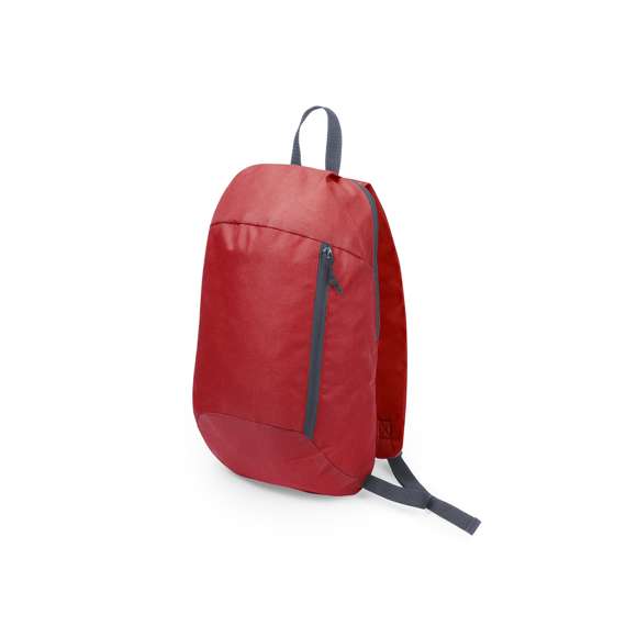 Mochila en resistente poliéster 600D de desenfadado diseño outdoor, con cierre de cremallera y bolsillo frontal. Accesorios en color gris, con acolchado en espalda y cintas de hombros.