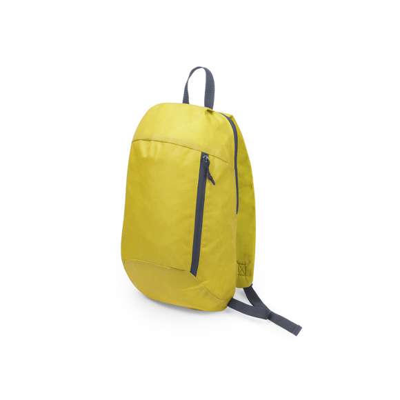 Mochila en resistente poliéster 600D de desenfadado diseño outdoor, con cierre de cremallera y bolsillo frontal. Accesorios en color gris, con acolchado en espalda y cintas de hombros.