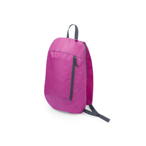 Mochila en resistente poliéster 600D de desenfadado diseño outdoor, con cierre de cremallera y bolsillo frontal. Accesorios en color gris, con acolchado en espalda y cintas de hombros.