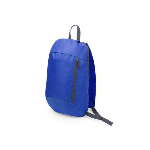 Mochila en resistente poliéster 600D de desenfadado diseño outdoor, con cierre de cremallera y bolsillo frontal. Accesorios en color gris, con acolchado en espalda y cintas de hombros.