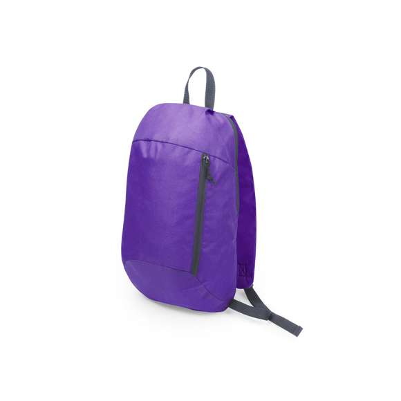 Mochila en resistente poliéster 600D de desenfadado diseño outdoor, con cierre de cremallera y bolsillo frontal. Accesorios en color gris, con acolchado en espalda y cintas de hombros.