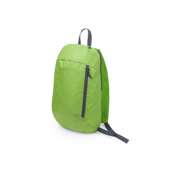 Mochila en resistente poliéster 600D de desenfadado diseño outdoor, con cierre de cremallera y bolsillo frontal. Accesorios en color gris, con acolchado en espalda y cintas de hombros.