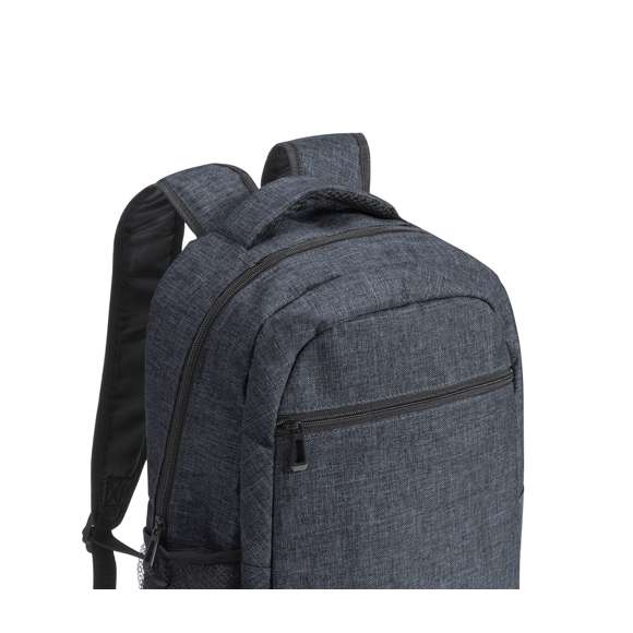 Mochila confeccionada en poliéster 600D. De diseño urbano con práctico bolsillo central acolchado, para portátil de hasta 15 pulgadas, y bolsillo frontal con cierre de cremallera a juego. Cómodas asas ajustables a los hombros acolchados, como la espalda, para un mayor confort. Disponible en elegante gama de colores.