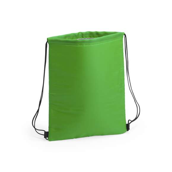 Mochila nevera de cuerdas en suave poliéster 210D. Interior acolchado en aluminio para conservar mejor la temperatura y cómoda de llevar por sus cuerdas de asas con autocierre en color negro. Esquinas reforzadas para llevar su gran capacidad máxima de 4L. Disponible en una original gama de colores.