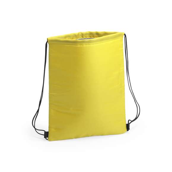 Mochila nevera de cuerdas en suave poliéster 210D. Interior acolchado en aluminio para conservar mejor la temperatura y cómoda de llevar por sus cuerdas de asas con autocierre en color negro. Esquinas reforzadas para llevar su gran capacidad máxima de 4L. Disponible en una original gama de colores.