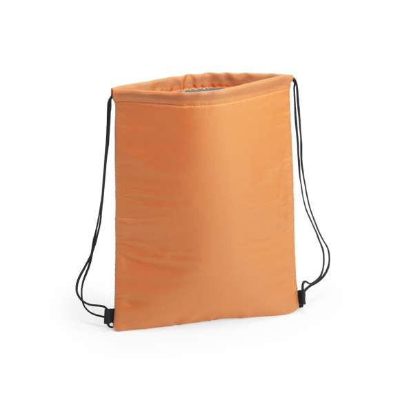 Mochila nevera de cuerdas en suave poliéster 210D. Interior acolchado en aluminio para conservar mejor la temperatura y cómoda de llevar por sus cuerdas de asas con autocierre en color negro. Esquinas reforzadas para llevar su gran capacidad máxima de 4L. Disponible en una original gama de colores.