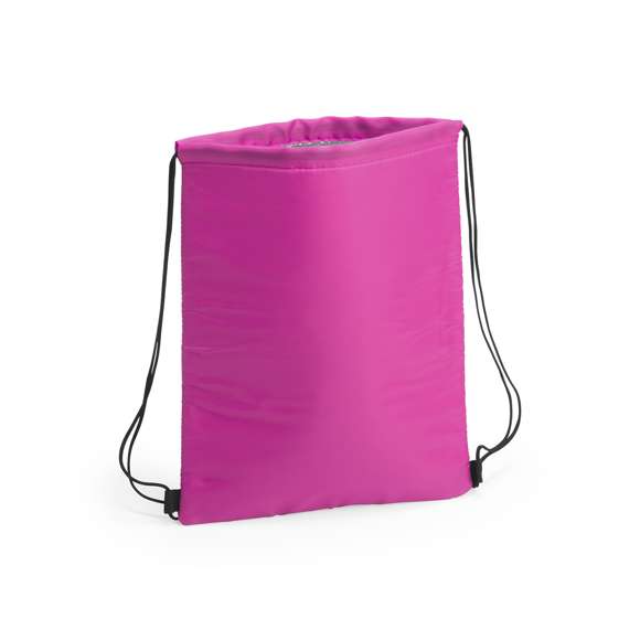 Mochila nevera de cuerdas en suave poliéster 210D. Interior acolchado en aluminio para conservar mejor la temperatura y cómoda de llevar por sus cuerdas de asas con autocierre en color negro. Esquinas reforzadas para llevar su gran capacidad máxima de 4L. Disponible en una original gama de colores.