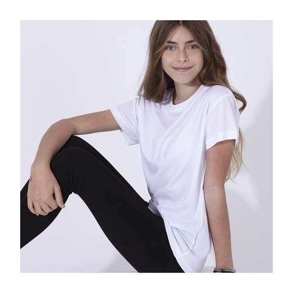 Camiseta para niño en material 100% poliéster transpirable de 140g/m2 con textura de algodón. Especialmente diseñada para marcaje en sublimación y disponible en tallas 4-5, 6-8, 10-12.