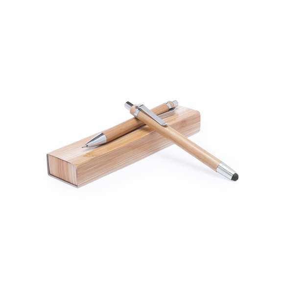  	Set de bolígrafo de mecanismo pulsador y portaminas en original combinación de cuerpo en madera de bambú natural y accesorios de acabado metálico en color plateado brillante. Presentado en estuche individual troquelado de cartón brillante con acabado símil madera. Bolígrafo de cartucho jumbo con tinta azul y portaminas con minas de 0,7mm incluidas.