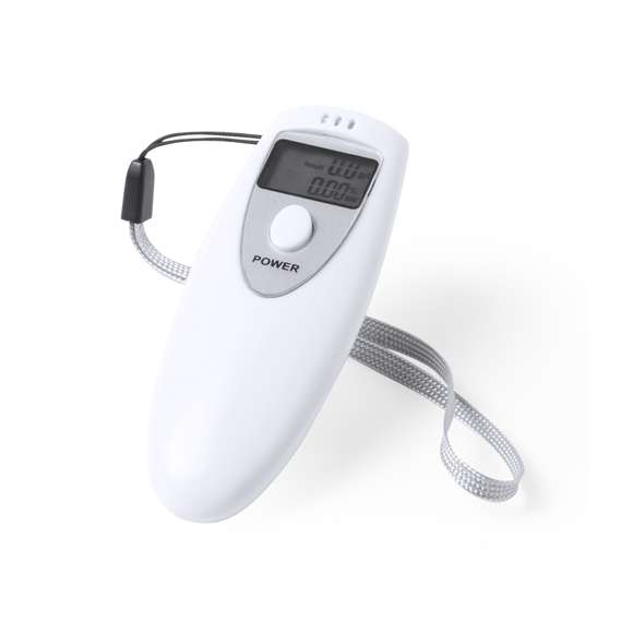 Alcoholímetro de bolsillo con sistema de medición por espiración de aire. Con pantalla LCD integrada y en suave acabado liso de color blanco, especialmente diseñado para impresión en tampografía. Incluye cómoda cinta de transporte. Alimentación a pilas: 2xAAA no incluidas y con manual de uso en inglés y español. Presentado en atractiva caja de diseño.