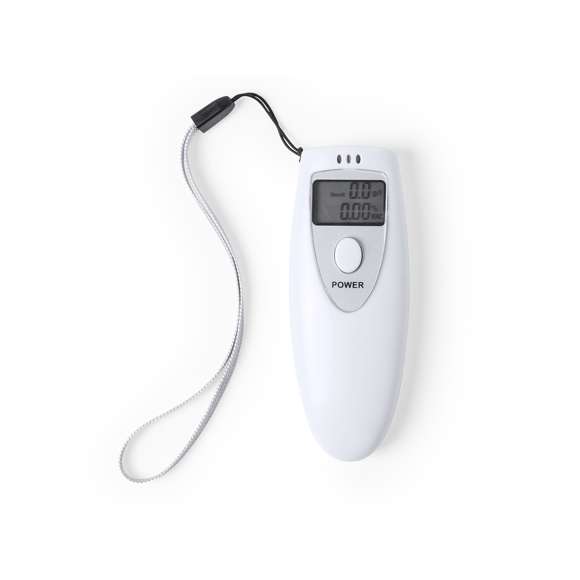 Alcoholímetro de bolsillo con sistema de medición por espiración de aire. Con pantalla LCD integrada y en suave acabado liso de color blanco, especialmente diseñado para impresión en tampografía. Incluye cómoda cinta de transporte. Alimentación a pilas: 2xAAA no incluidas y con manual de uso en inglés y español. Presentado en atractiva caja de diseño.