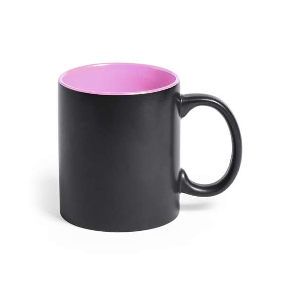 Taza de cerámica de alta calidad de 350ml de capacidad. Parte exterior en color negro, especialmente diseñada para marcaje en láser, e interior en variada gama de vivos colores. Al grabar el logotipo en la parte exterior, se muestra el color del interior de la taza. Presentada en caja individual.Disponible manual de instrucciones en español e inglés.
