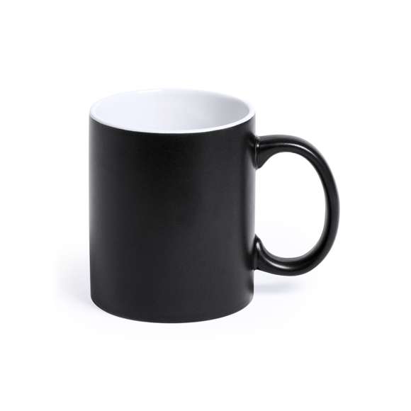 Taza de cerámica de alta calidad de 350ml de capacidad. Parte exterior en vivos colores, especialmente diseñada para marcaje en láser, e interior en color blanco. Al grabar el logotipo en la parte exterior, se muestra el color del interior de la taza. Presentada en caja individual.Disponible manual de instrucciones en español e inglés.