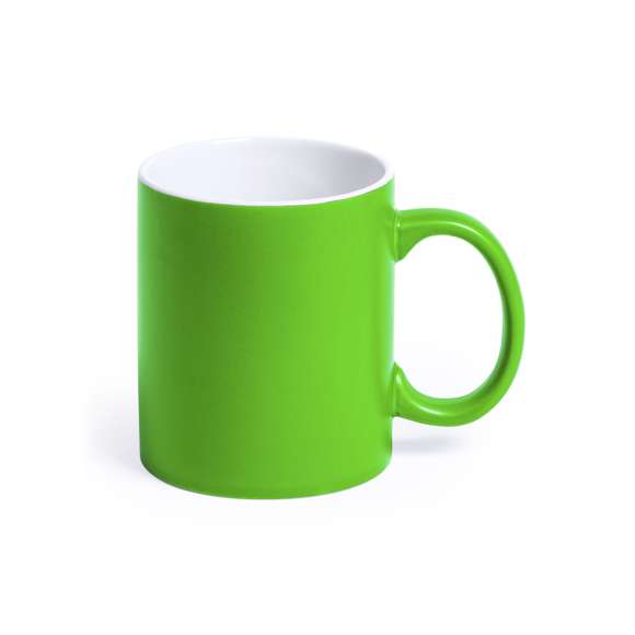 Taza de cerámica de alta calidad de 350ml de capacidad. Parte exterior en vivos colores, especialmente diseñada para marcaje en láser, e interior en color blanco. Al grabar el logotipo en la parte exterior, se muestra el color del interior de la taza. Presentada en caja individual.Disponible manual de instrucciones en español e inglés.