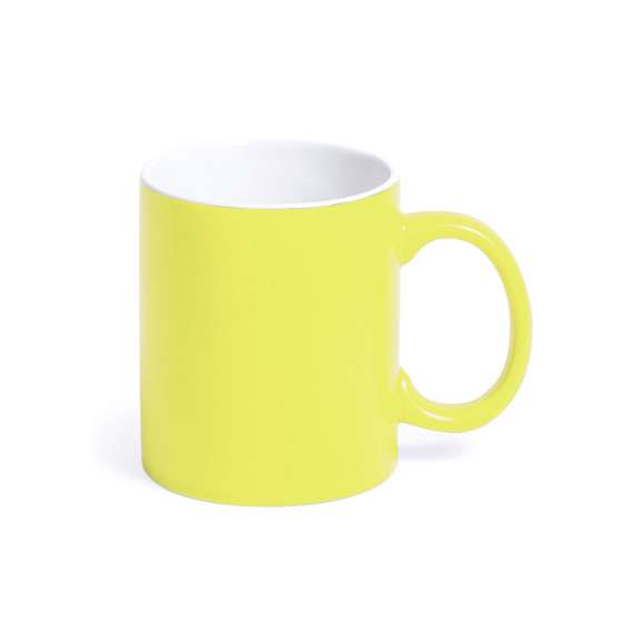 Taza de cerámica de alta calidad de 350ml de capacidad. Parte exterior en vivos colores, especialmente diseñada para marcaje en láser, e interior en color blanco. Al grabar el logotipo en la parte exterior, se muestra el color del interior de la taza. Presentada en caja individual.Disponible manual de instrucciones en español e inglés.